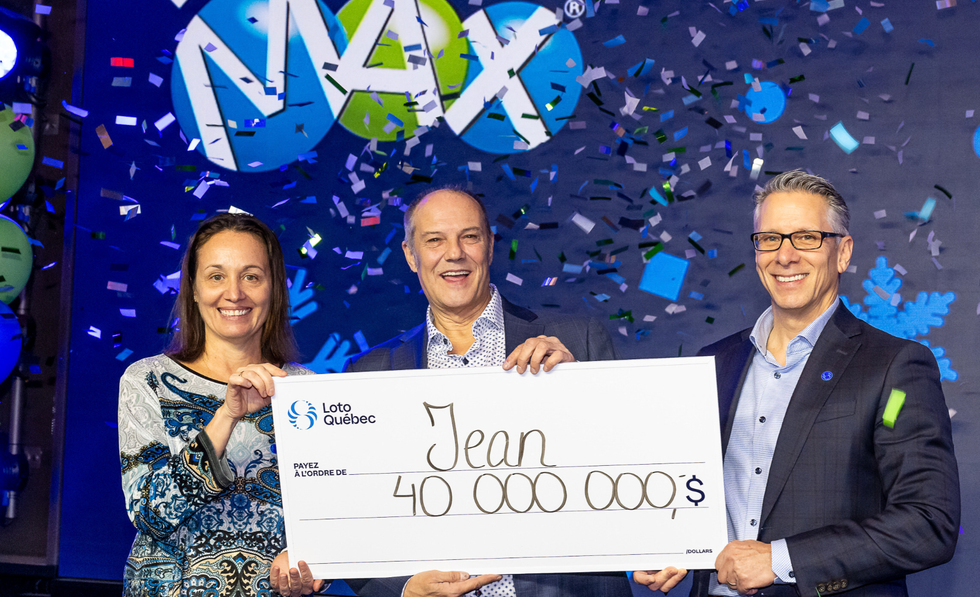 Une personne gagnante avec ses proches qui tiennent un ch\u00e8que de 40 M$