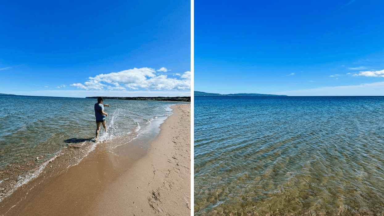 Une personne les pieds dans l'eau à la plage de Haldimand. Droite : La plage de Haldimand.