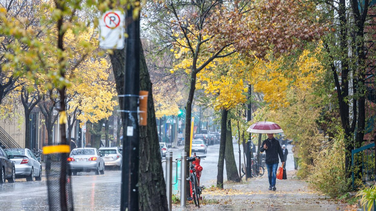 Une personne marchant sous la pluie à Montréal.