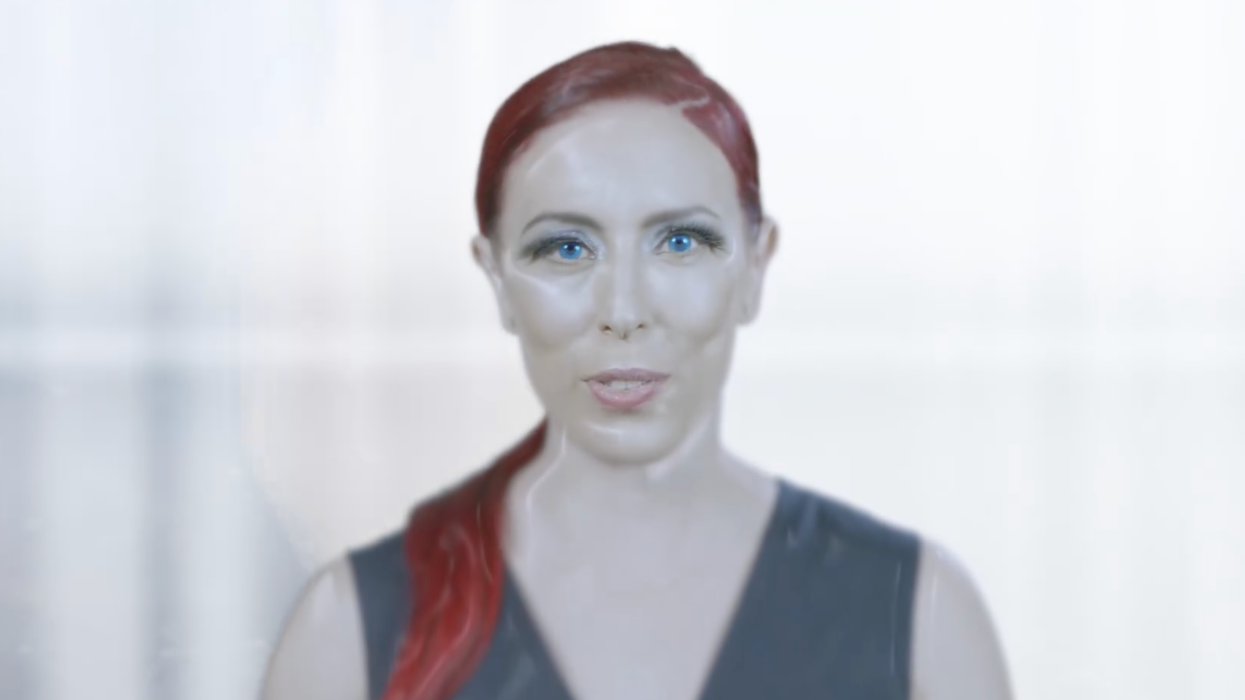 Une personne modifié afin de ressembler à un androide.