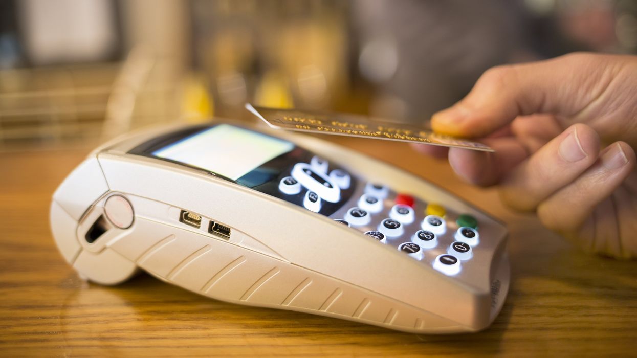 Une personne paie avec sa carte.