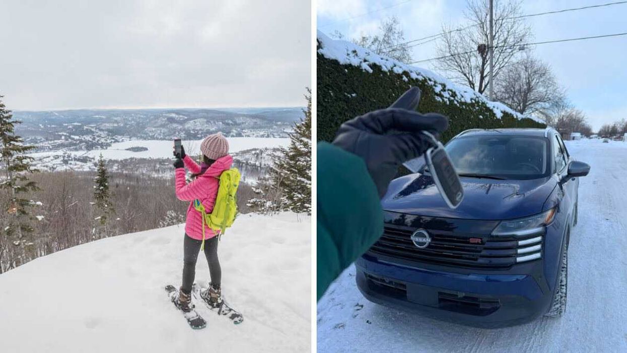 Une personne portant un parka rose et des raquettes prend une photo d’un paysage enneigé. Droite : Une main tenant des clés de voiture devant le nouveau Nissan KICKS..