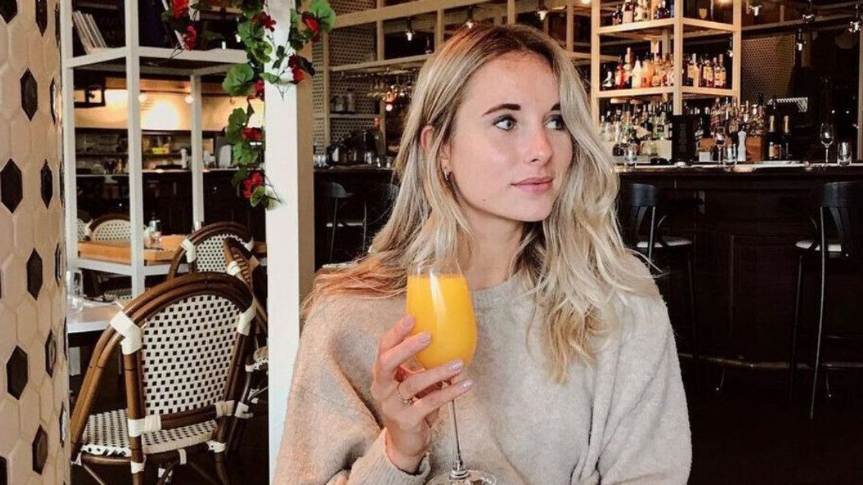 Une personne qui brunche au restaurant Le Café du Théâtre.