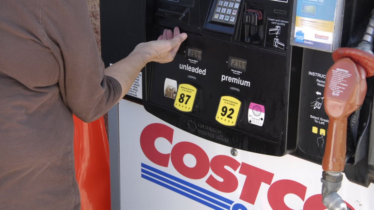 Une personne qui fait le plein au Costco