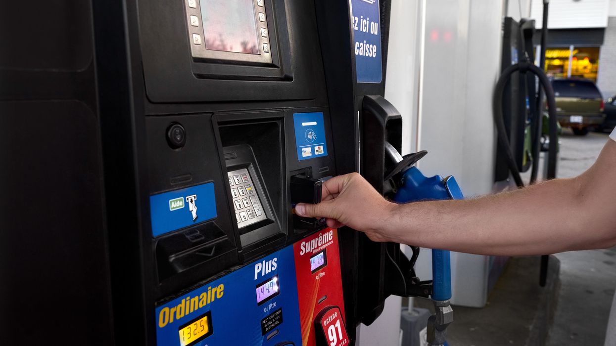 Une personne qui fait le plein d'essence.