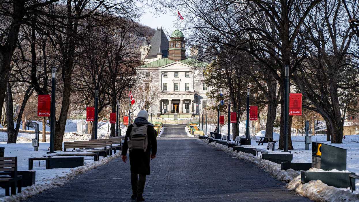 Une personne qui marche sur le campus de l'Université McGill.