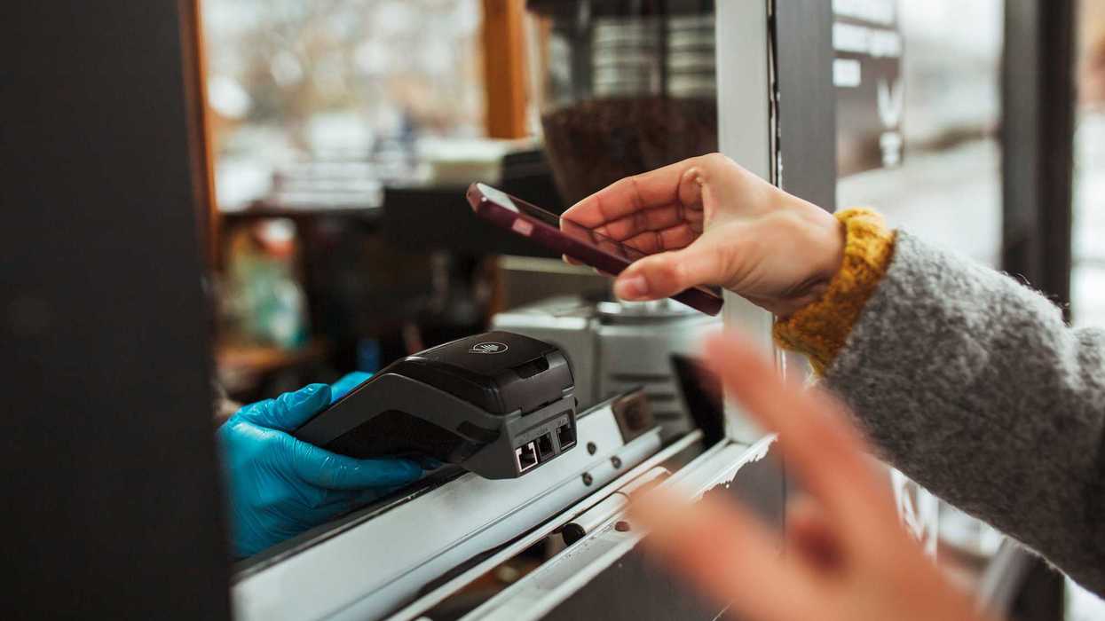 Une personne qui paie une facture.