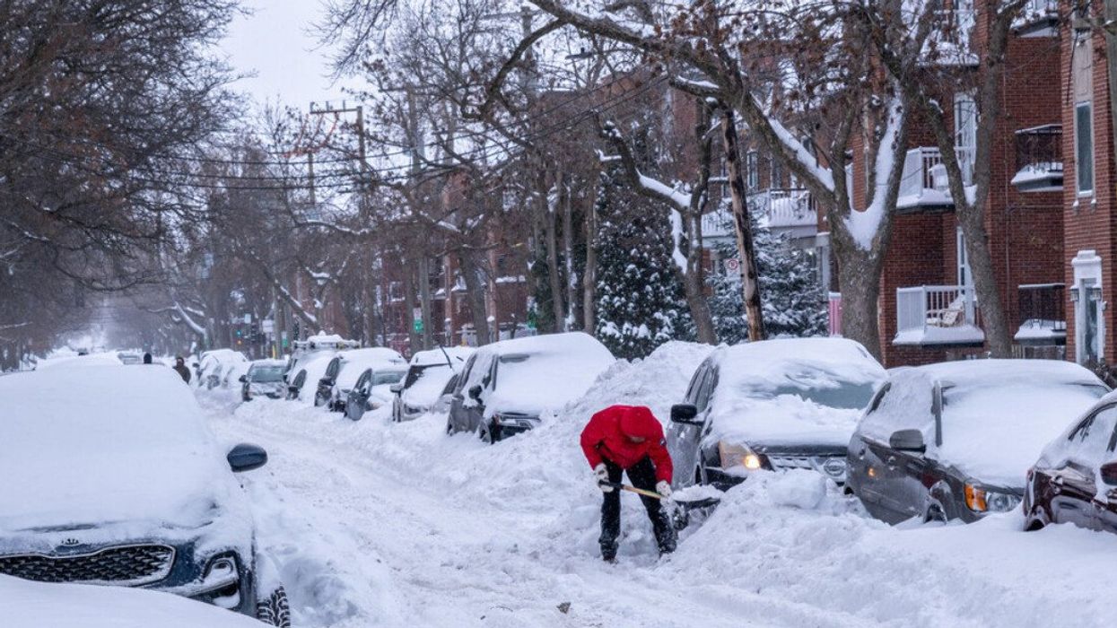 Une personne qui pellette après une tempête de neige.