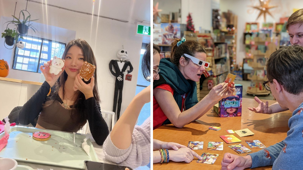 Une personne qui pose avec des biscuits. Droite : Quatre personnes qui jouent à un jeu de société.