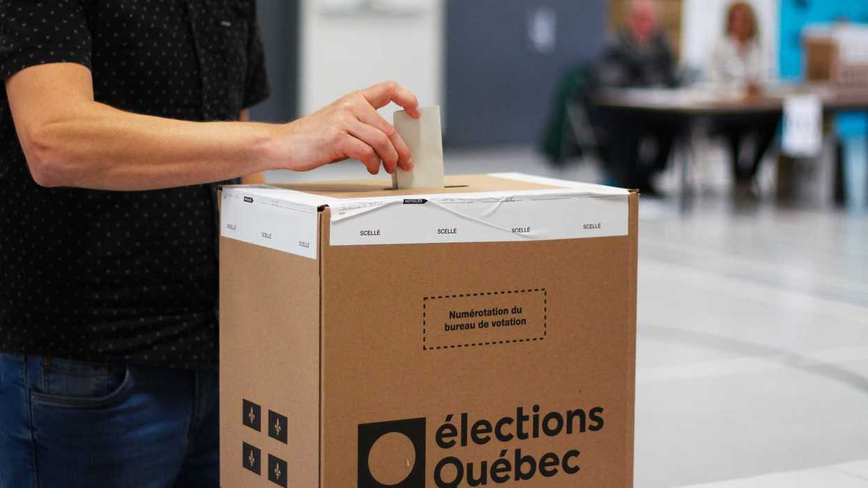 Une personne qui vite à une élection au Québec.