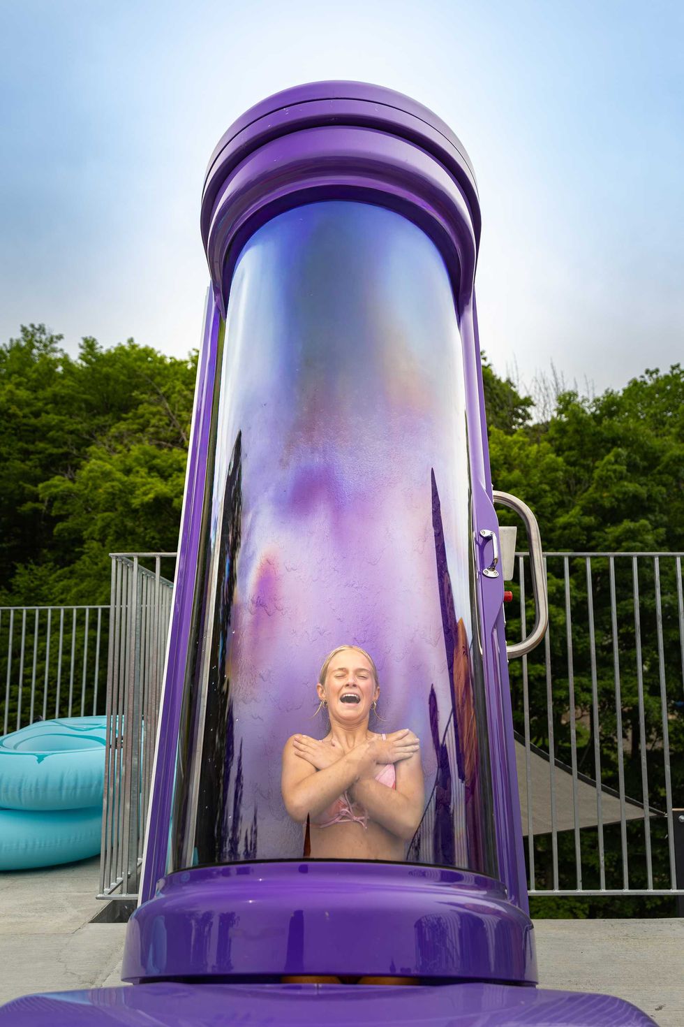 Une personne s'appr\u00eate \u00e0 vivre une chute libre dans la capsule AquaRocket d'un parc aquatique.