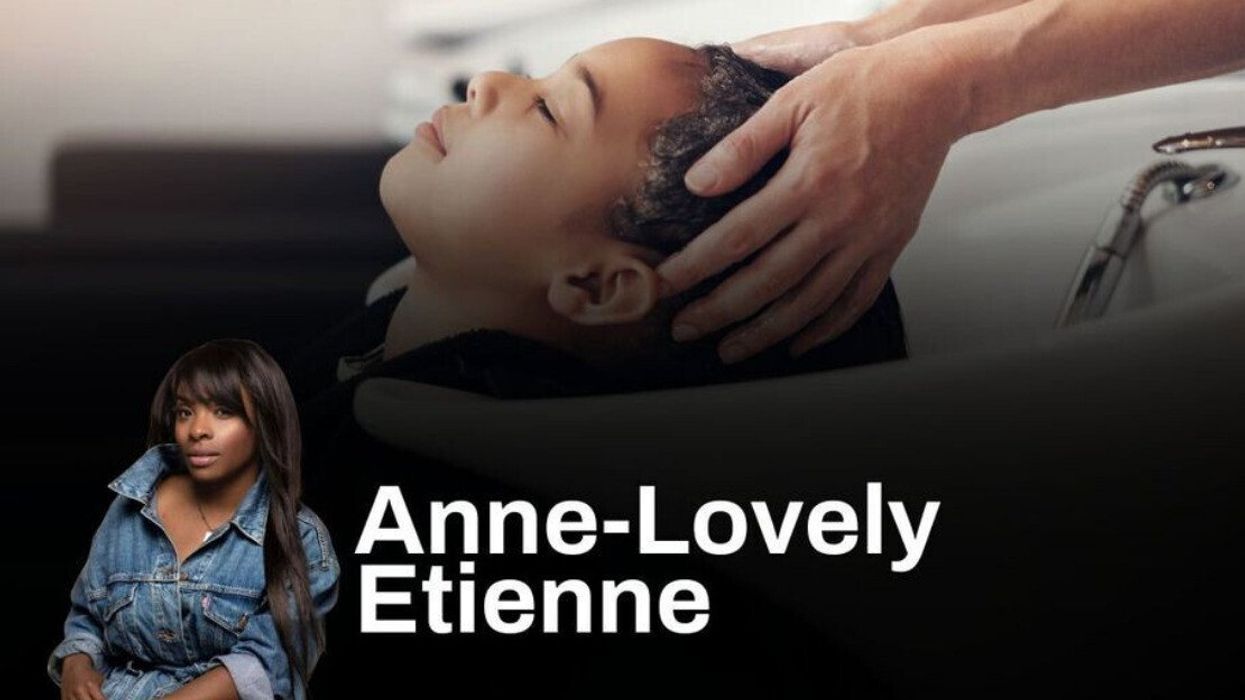 Une personne se fait laver les cheveux dans un lavabo dans un salon de coiffure et une personne avec son nom est ajouté au montage.
