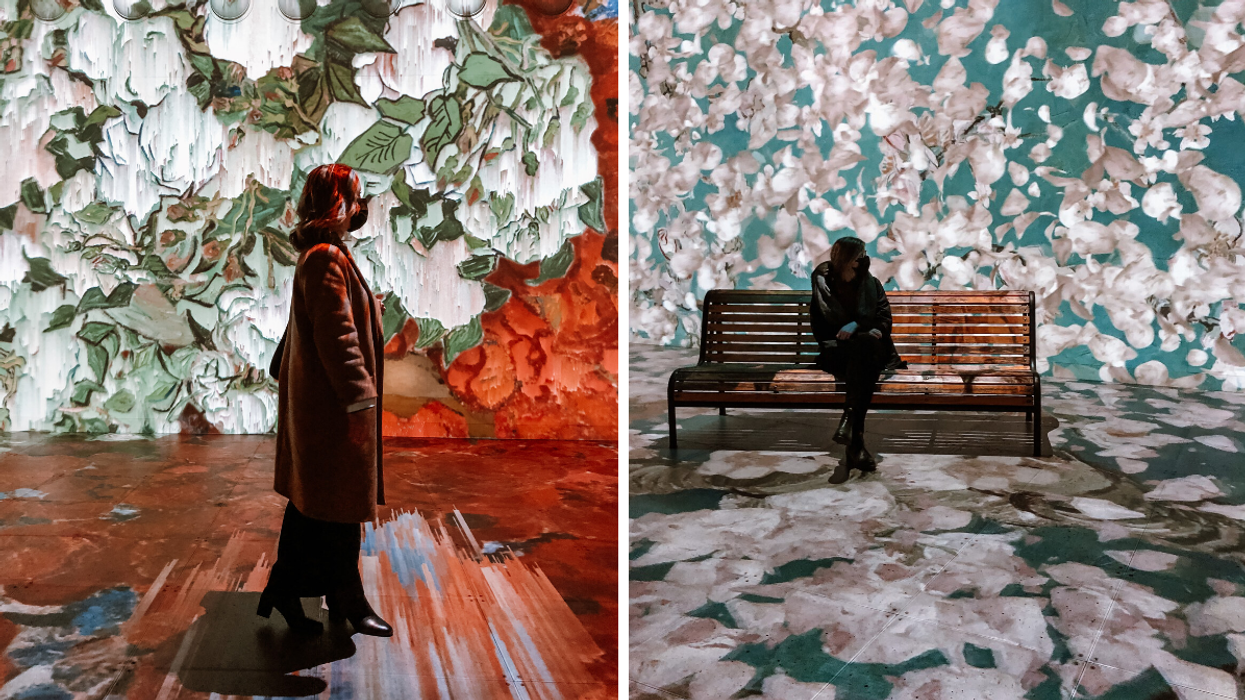 Une personne se tient debout à l'Exposition Van Gogh Distorsion. Droite : Une personne est assise sur un banc de l'exposition.