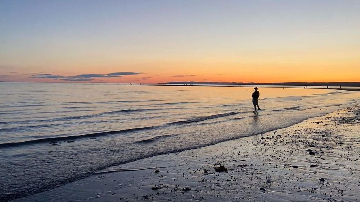 Une personne sur l'une des plages de la baie des Chaleurs.