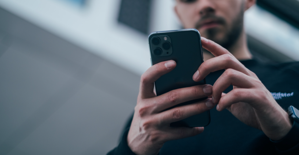 Une personne sur son cellulaire.