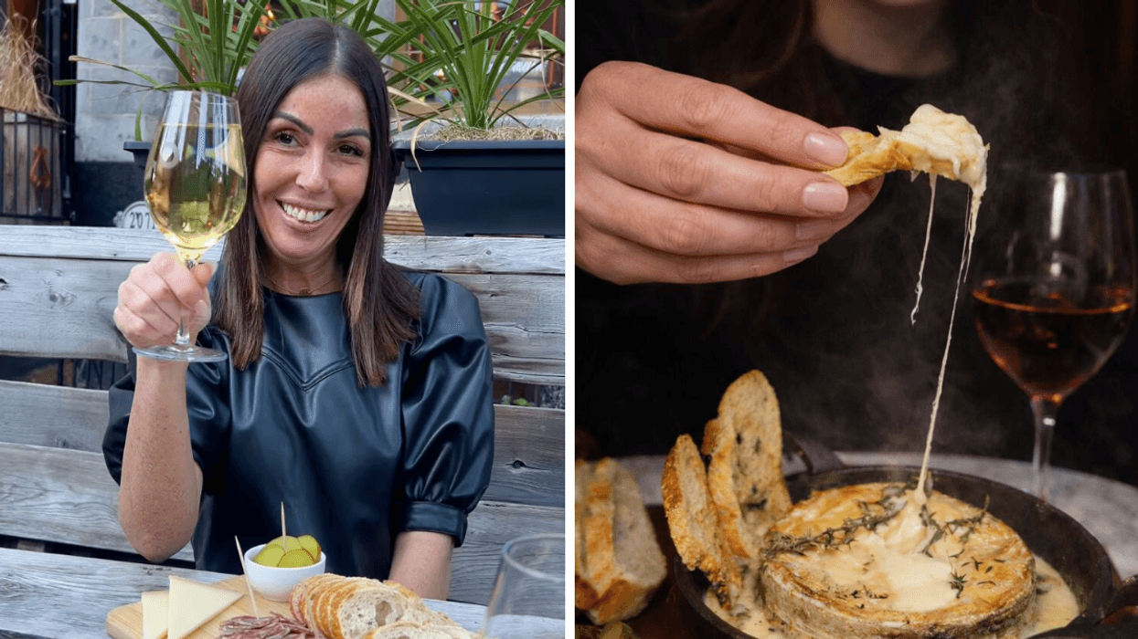 Une personne sur une terrasse avec un verre de vin à la main. Droite : Un fromage fondant.