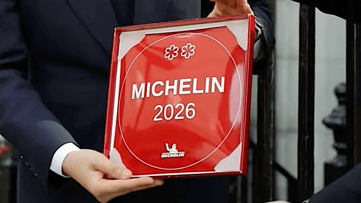 Une personne tenant une affiche d'étoile Michelin.