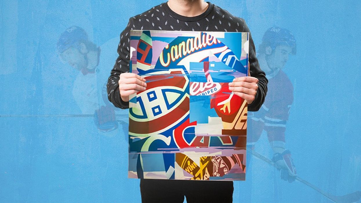 Une personne tenant une toile de l’artiste Zek, avec deux joueurs de hockey des Canadiens en arrière-plan.