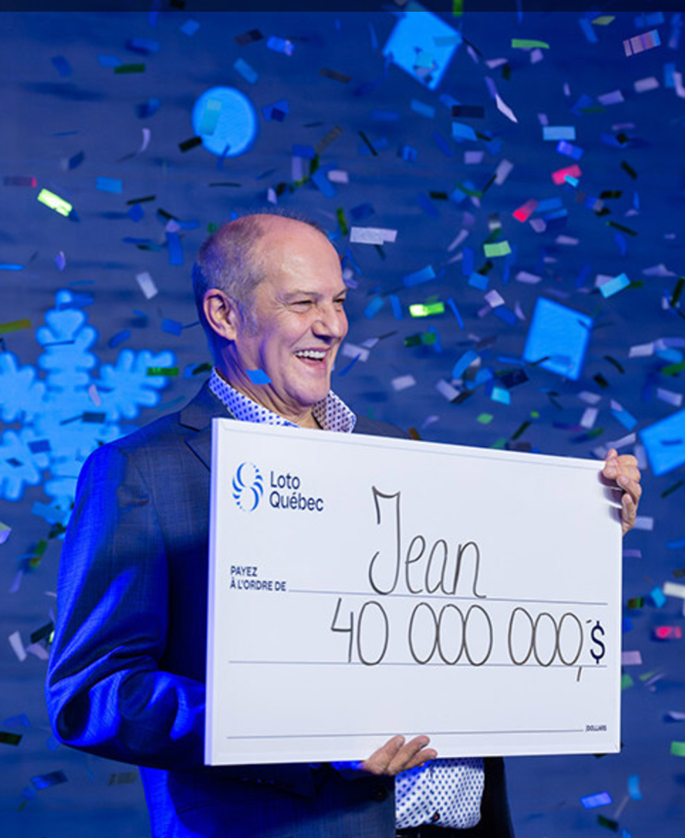 Une personne tient un ch\u00e8que de 40 M$ entre ses mains.