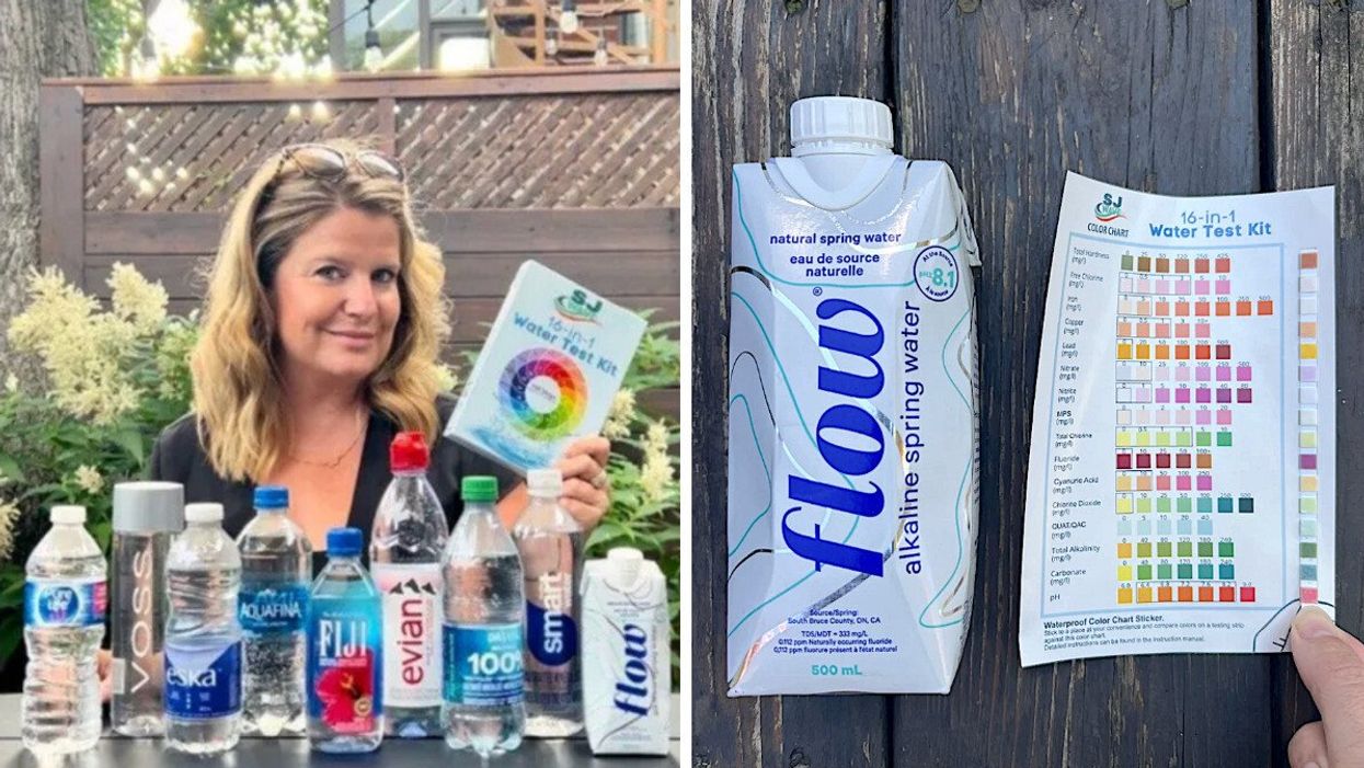 Une personne tient un emballage de test d'eau dans sa main derrière une présentation de bouteilles d'eau. Droite : Une bouteille d'eau Flow avec la charte d'indicateurs ainsi que la bandelette de test.