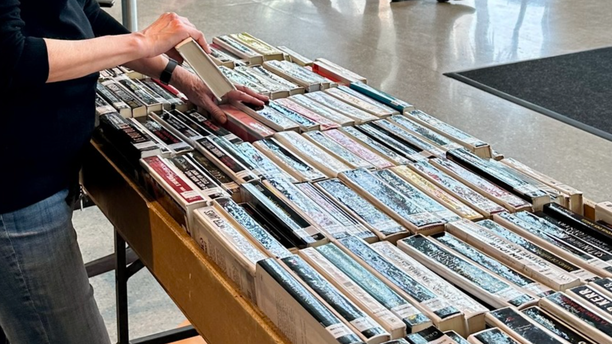 Une personne touchant les livres d'une vente.