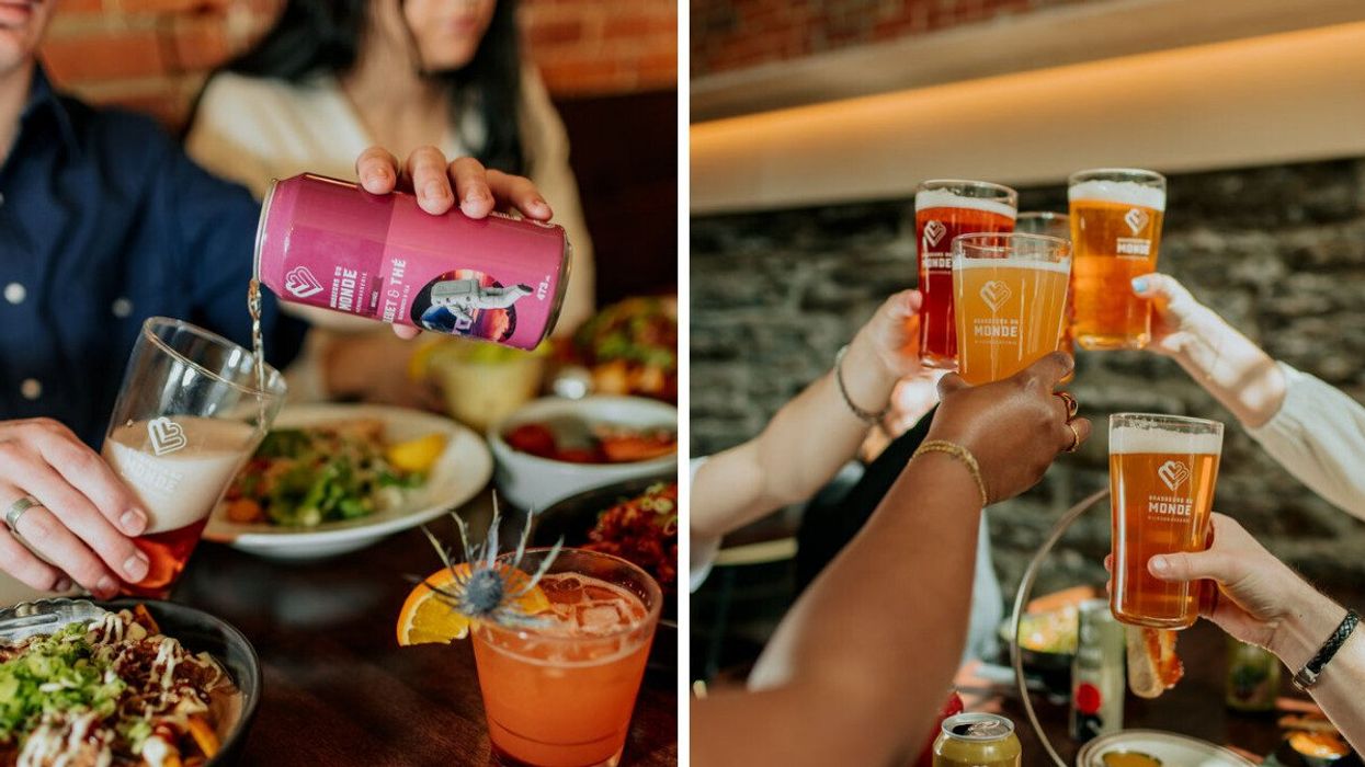 Une personne versant la bière Abricot et thé de Brasseurs du Monde dans un verre. Droite: Des personnes trinquent avec quatre verres de bière Brasseurs du Monde.