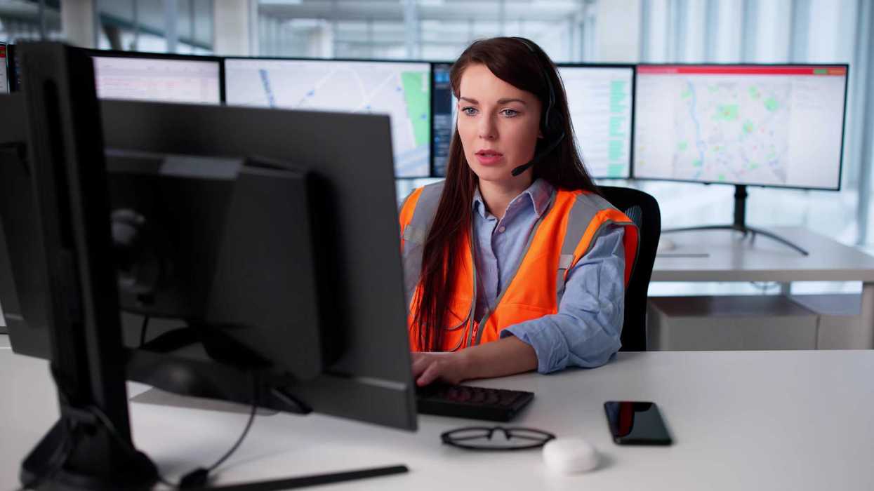 Une pesonne devant un ordinateur.