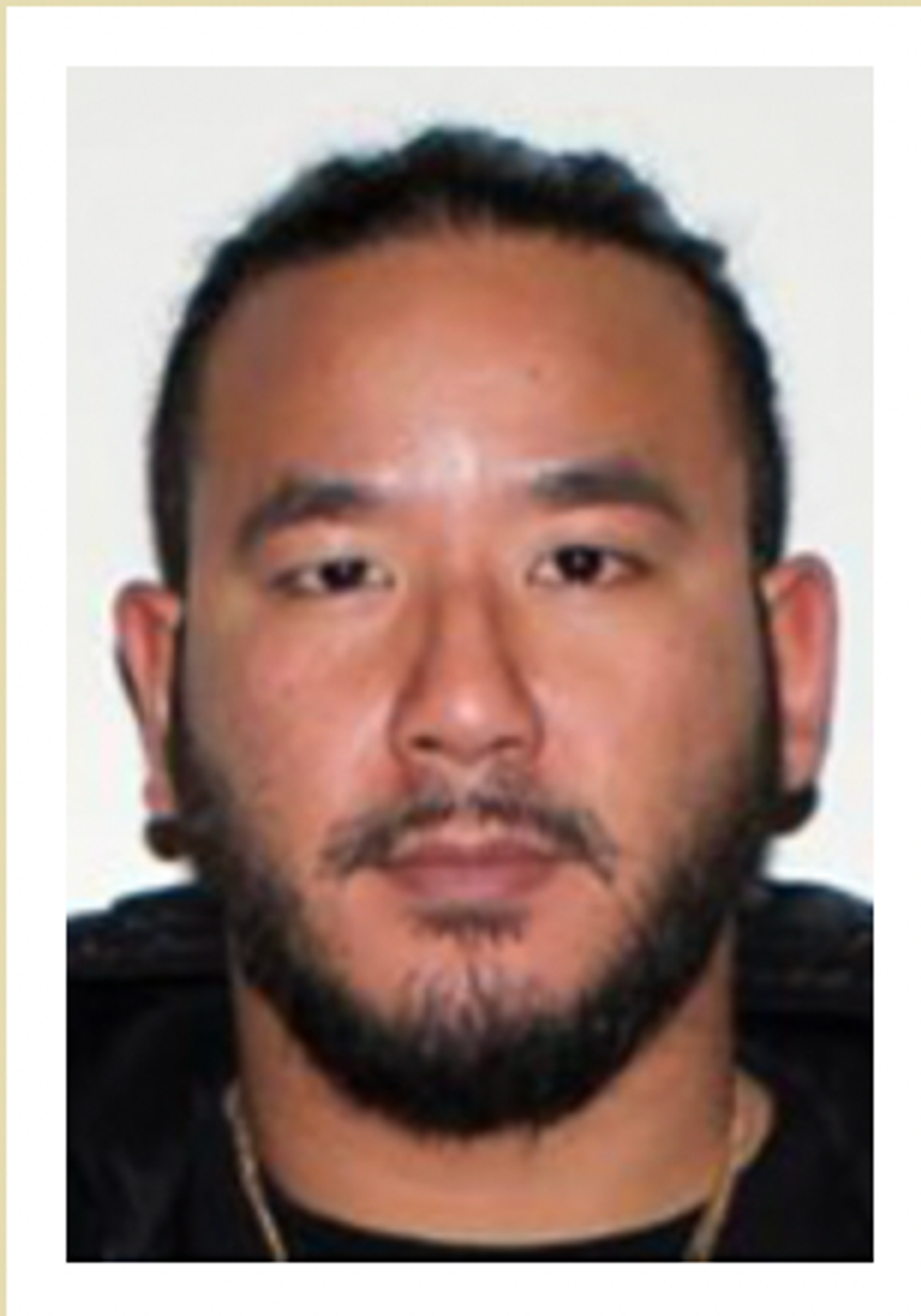 Une photo d'identification d'un homme recherch\u00e9 par la police.