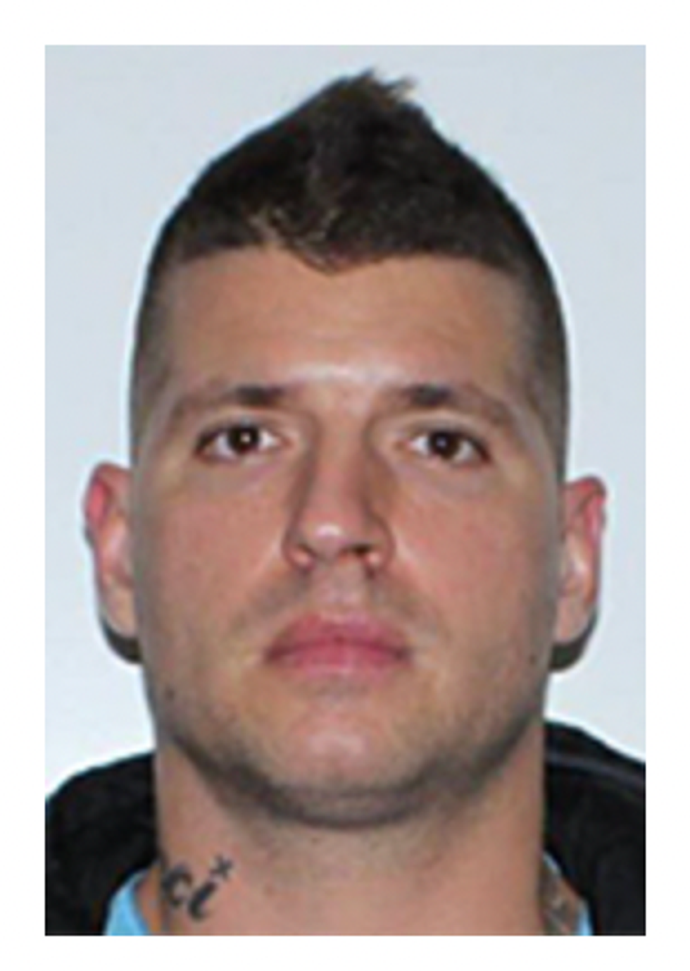 Une photo d'identification d'un homme recherch\u00e9 par la police.