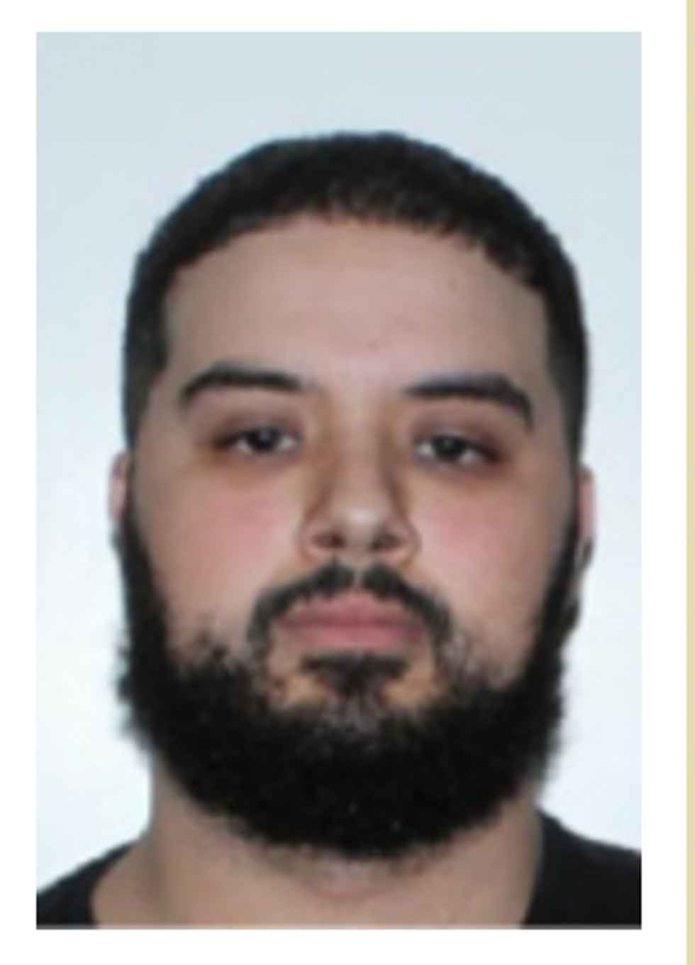 Une photo d'identification d'un homme recherch\u00e9 par la police.