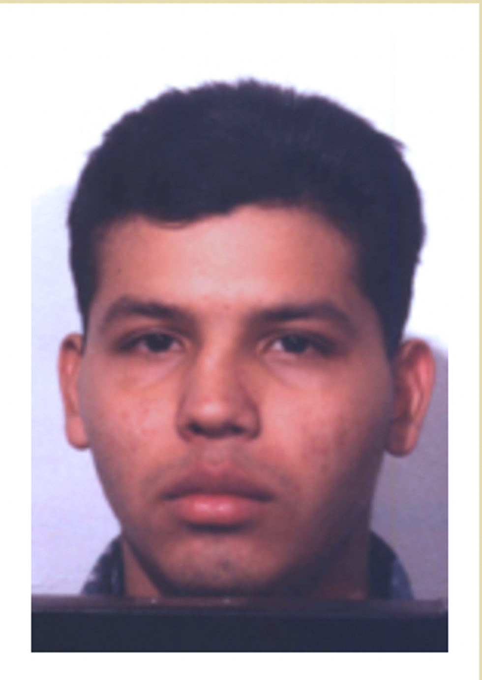 Une photo d'identification d'un homme recherch\u00e9 par la police.