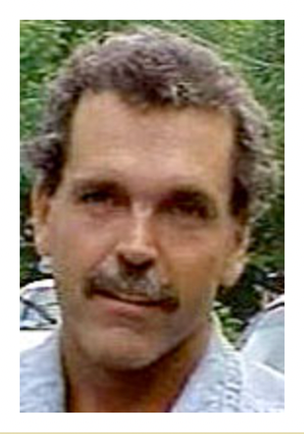 Une photo d'identification d'un homme recherch\u00e9 par la police.