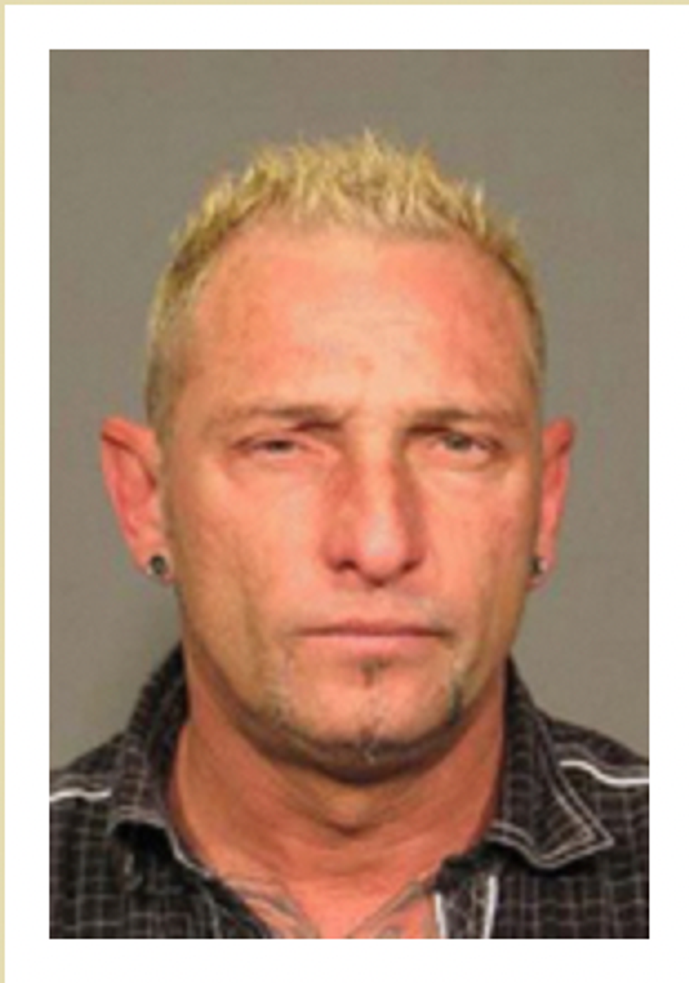 Une photo d'identification d'un homme recherch\u00e9 par la police.