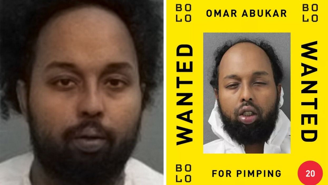 Une photo d'identification d'un individu recherché. Droite : une photo d'identification d'un individu recherché entourée d'un bandeau jaune où il est écrit « WANTED ».