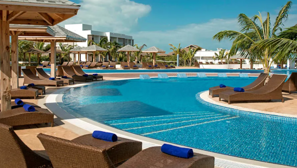 Une picine entour\u00e9e de chaises longues \u00e0 l'h\u00f4tel Iberostar Playa Pilar \u00e0 Cayo Guillermo.