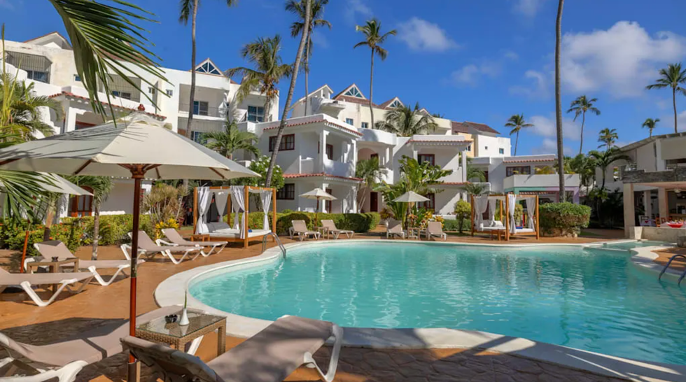 Une picsine et des \u00e9tablissement de l'h\u00f4tel Whala Bavaro en R\u00e9publique dominicaine.