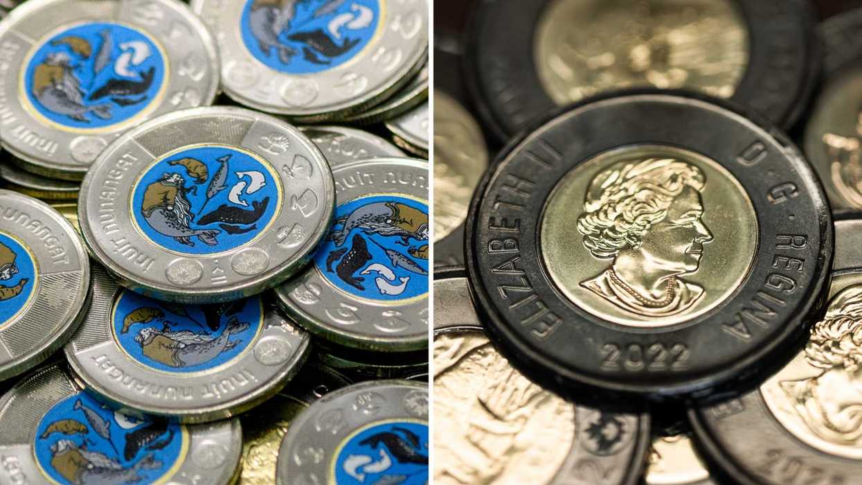 Une pièce de 2 $ bleue. Droite : une pièce de 2 $ noire avec la reine Élisabeth II dessus.