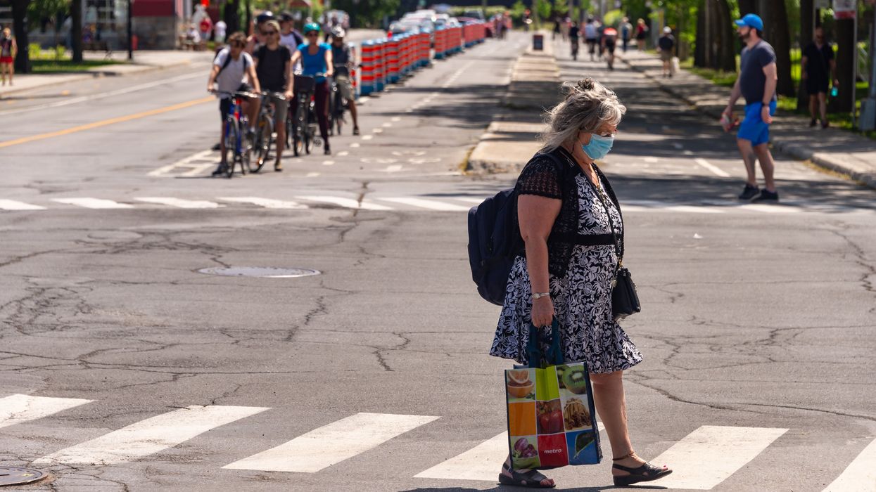 Une piétonne avec une masque.