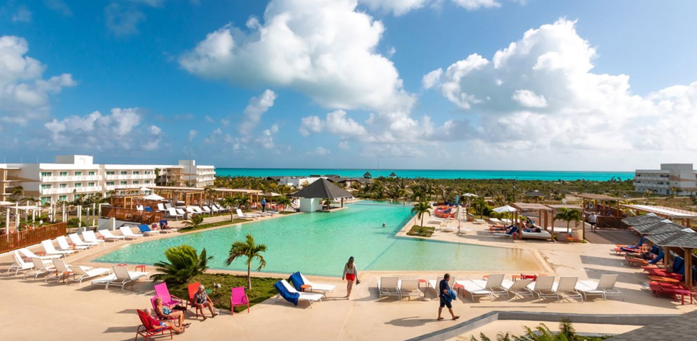 Une piscine avec vue sur l'horizon de l'h\u00f4tel Valentin Cayo Cruz \u00e0 Cuba.