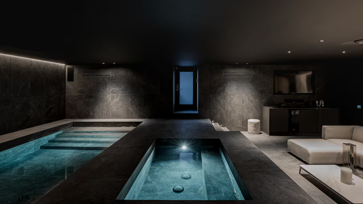 Une piscine d'un Airbnb à Montréal.