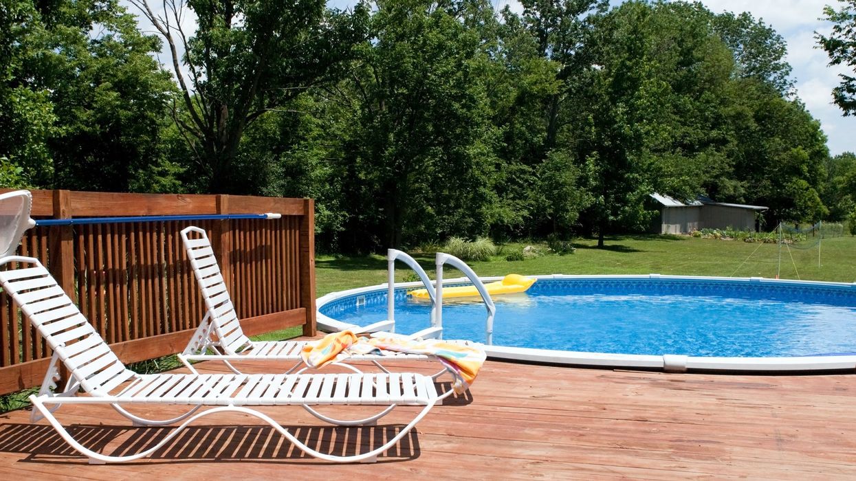 Une piscine dans une cour arrière.