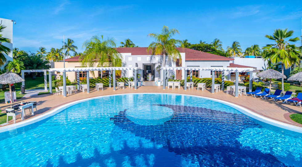 Une piscine et un pavillon de l'h\u00f4tel Grand Memories Varadero \u00e0 Cuba.
