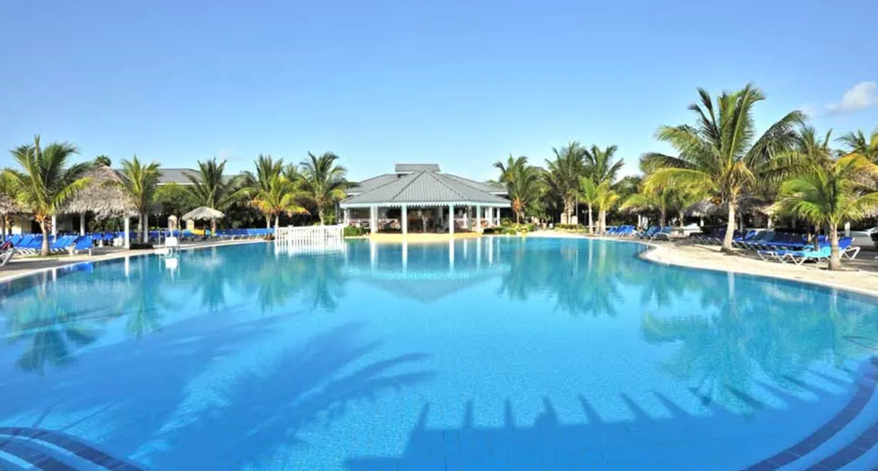 Une piscine et un pavillon entour\u00e9s de palmiers de l'h\u00f4tel Melia Las Dunas \u00e0 Cayo Santa Maria.