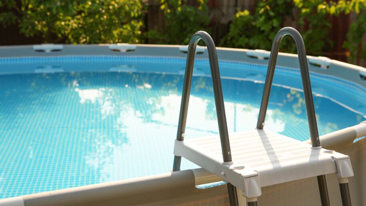 Une piscine hors terre.