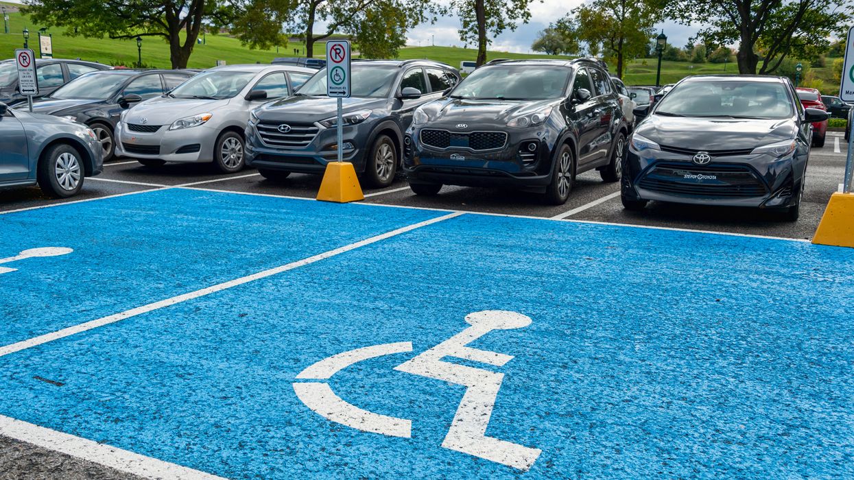 Une place de stationnement pour handicapé.