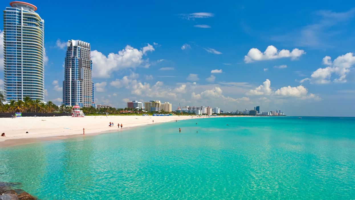 Une plage à Miami avec des grattes-ciel en arrière plan.