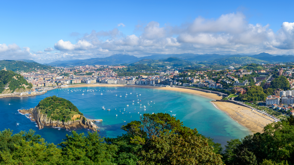 Une plage avec des petits voiliers en Espagne.