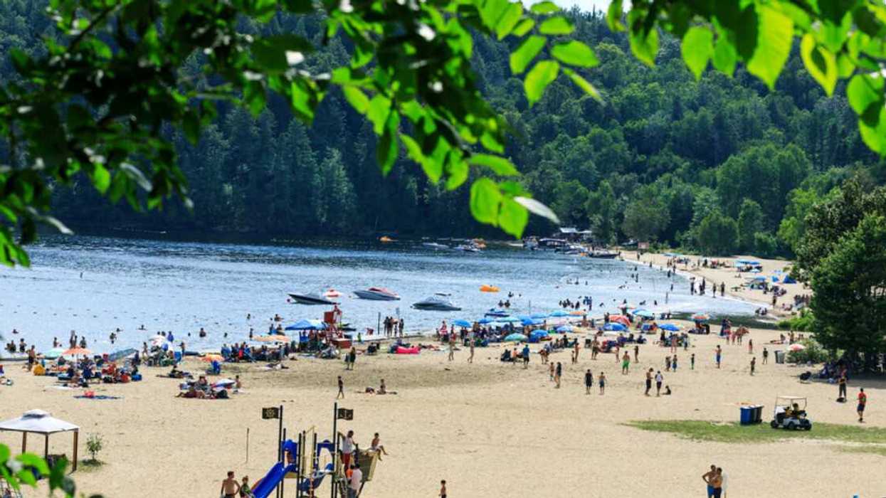 Une plage bondée de gens au Québec.