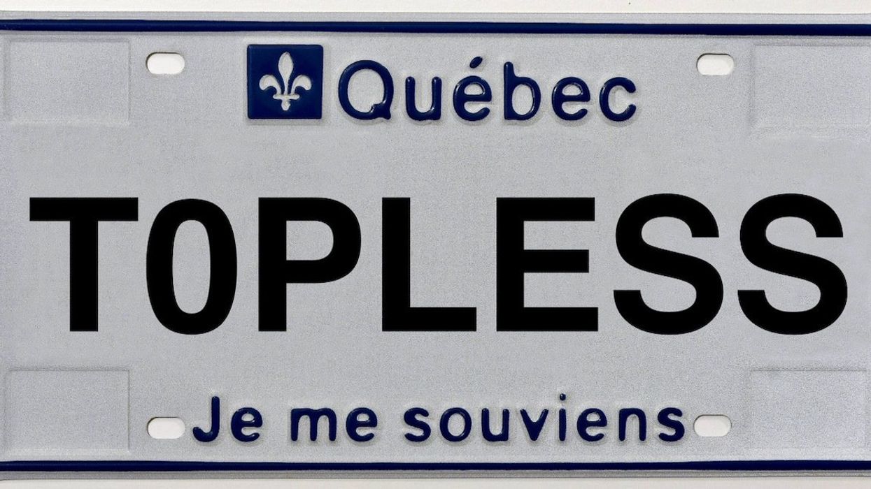 Une plaque d'immatriculation du Québec avec l'inscription T0PLESS ajoutée au montage.