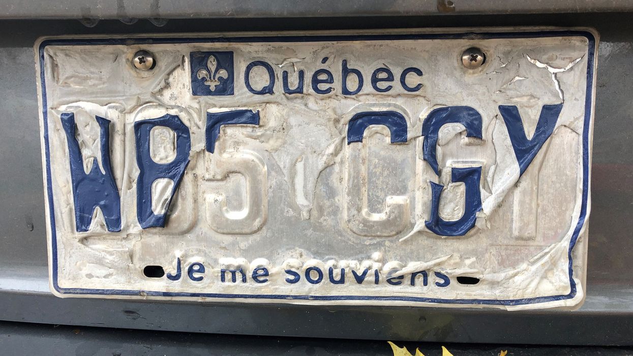 Une plaque d'immatriculation usée du Québec